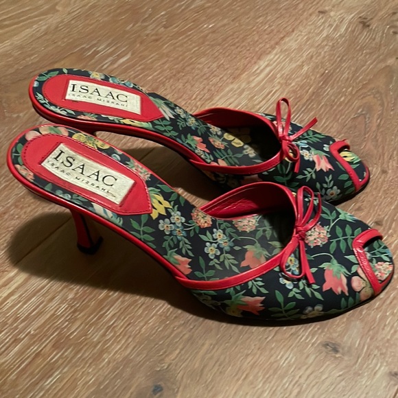 Gorgeous vintage Isaac Mizrahi Slides, material is blue fabric with red leather. - Picture 2 of 5